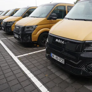 Moia-Sammeltaxis stehen auf einem Betriebshof des Unternehmens.