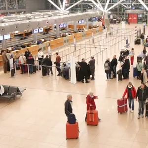 Reisende im Terminal 1 am Hamburger Flughafen. Am Sonntag ist die Gepäckanlage ausgefallen (Archivfoto).