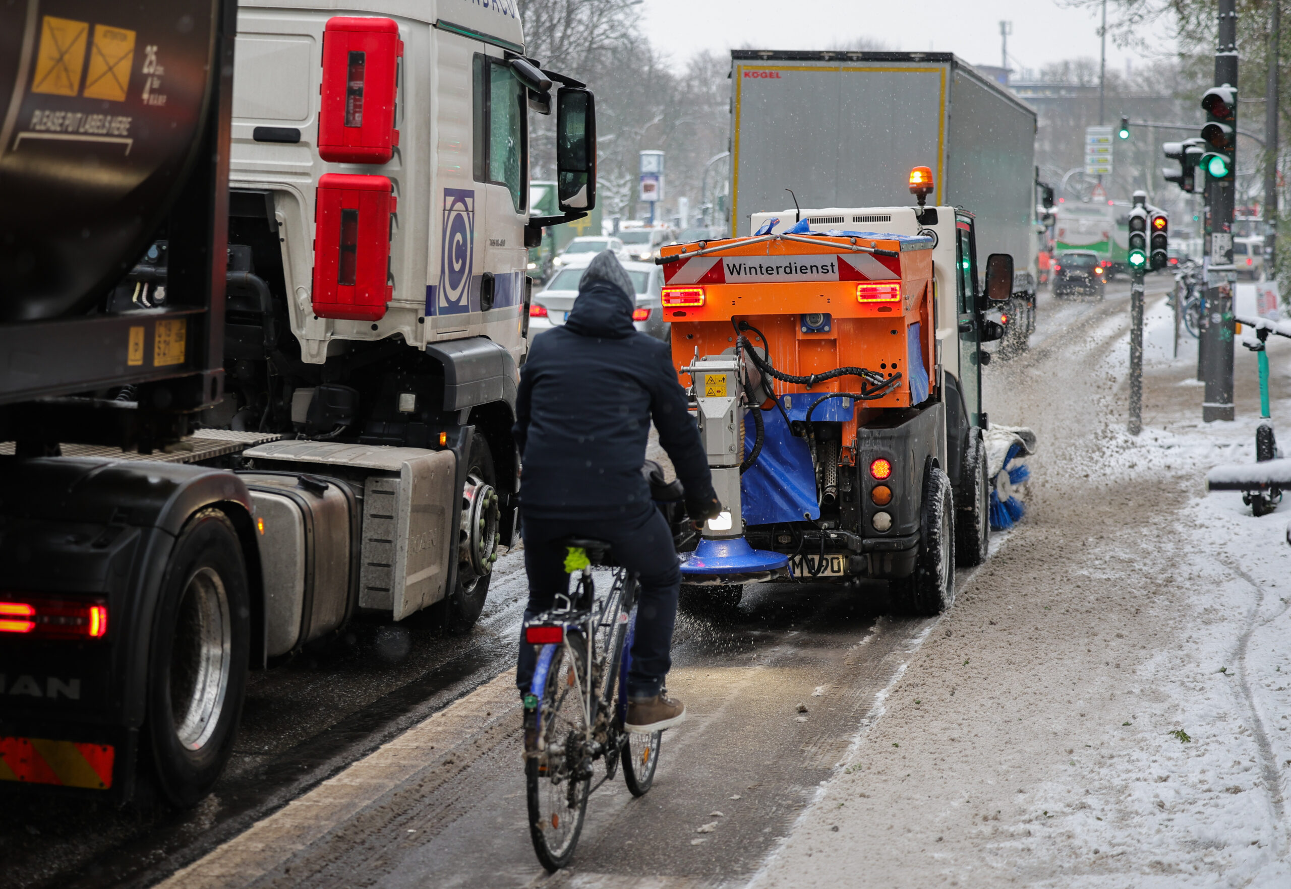Dass der Radverkehr in Hamburg im ersten Quartal 2024 zurückging, liegt laut Verkehrsbehörde am Winterwetter – laut CDU an der wachsenden Beliebtheit des Autos (Archivibld).