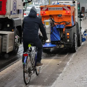 Dass der Radverkehr in Hamburg im ersten Quartal 2024 zurückging, liegt laut Verkehrsbehörde am Winterwetter – laut CDU an der wachsenden Beliebtheit des Autos (Archivibld).