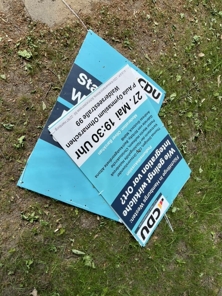 Rund um den Botanischen Garten wurden die Plakate der CDU abgerissen und auf den Boden geworfen.