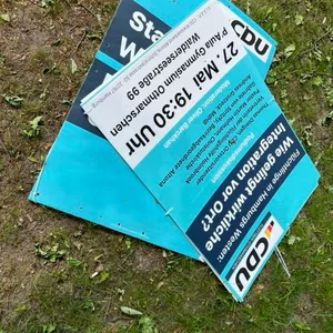 Rund um den Botanischen Garten wurden die Plakate der CDU abgerissen und auf den Boden geworfen.