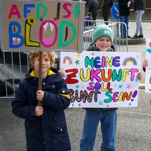 1Schon bei den Großdemonstrationen Anfang des Jahres hatte nicht nur Erwachsene, sondern auch Kinder gegen die AfD demonstriert.