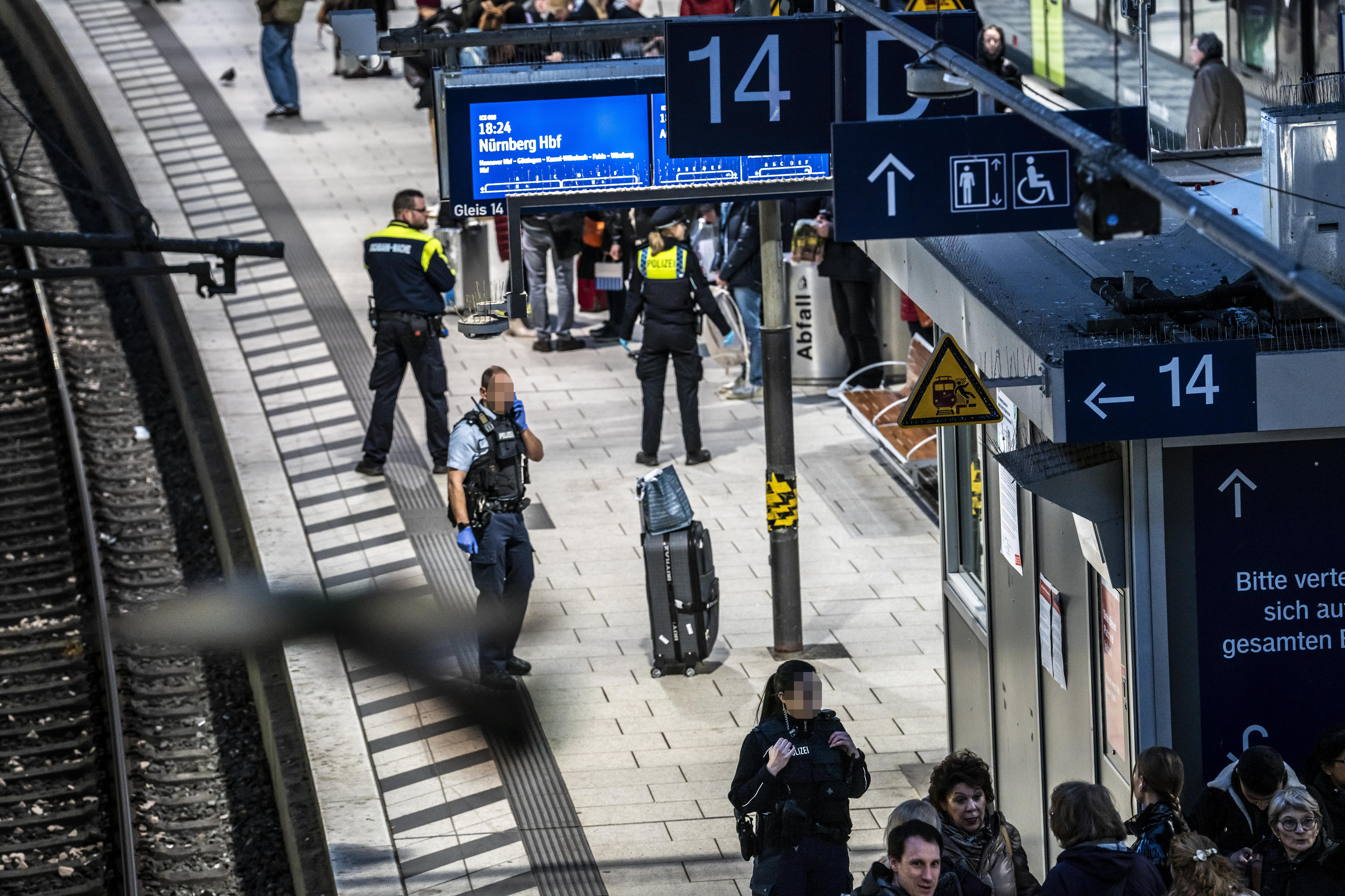 Polizisten am Hamburger Hauptbahnhof