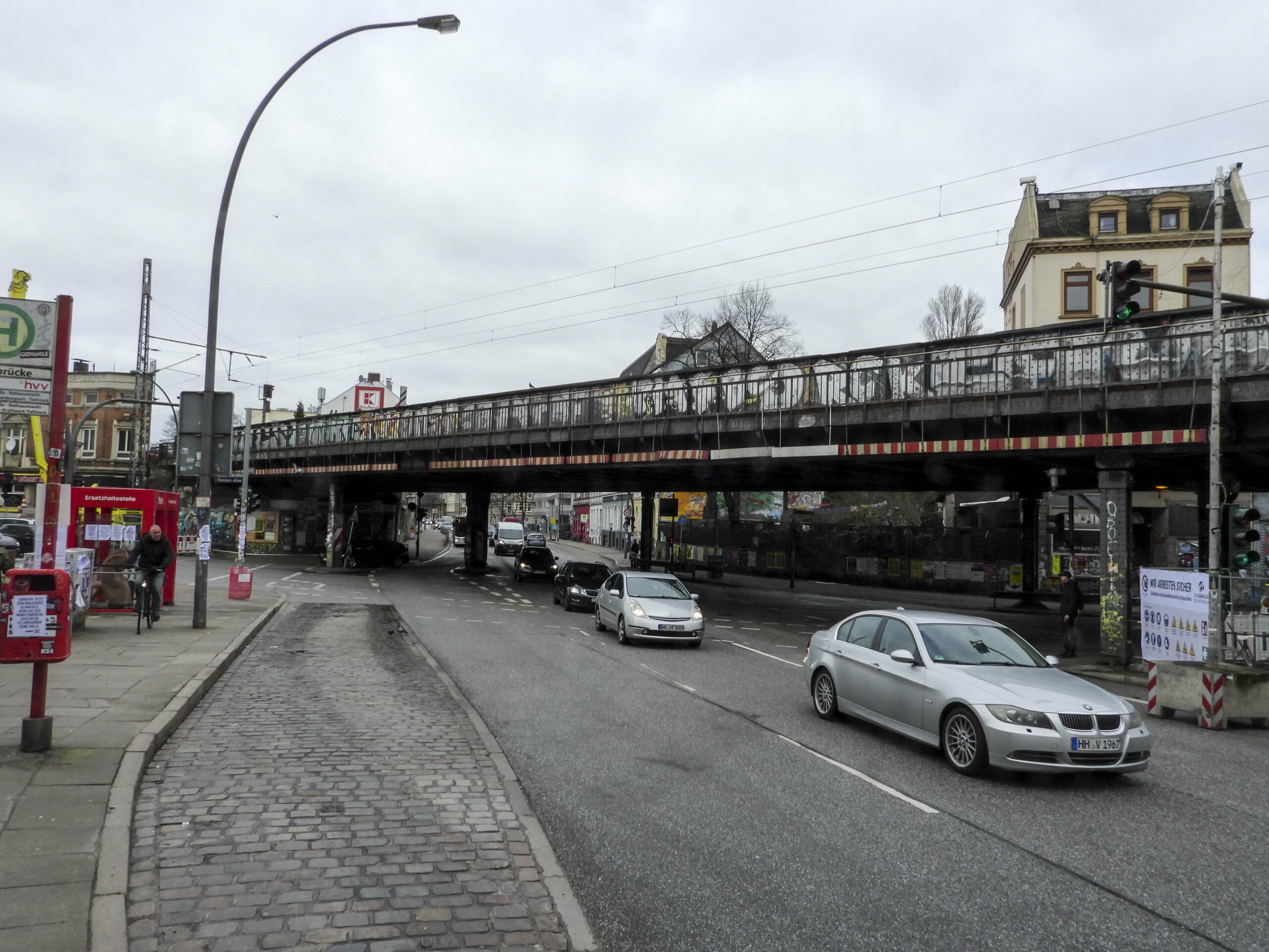 An der Kreuzung Max-Brauer-Allee und Stresemannstraße soll die bestehende Sternbrücke von der Deutschen Bahn abgerissen werden.