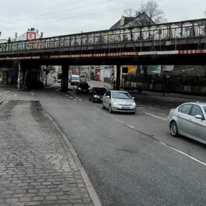 An der Kreuzung Max-Brauer-Allee und Stresemannstraße soll die bestehende Sternbrücke von der Deutschen Bahn abgerissen werden.