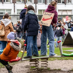 Schüler protestieren gegen Rechtsextremismus und für Vielfalt (Archivbild).