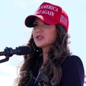 März 2024: Die Gouverneurin von South Dakota, Kristi Noem, spricht auf einer Wahlkampfveranstaltung von Donald Trump.