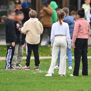 Schüler halten sich in der Pause auf dem Schulhof (Symbolfoto).