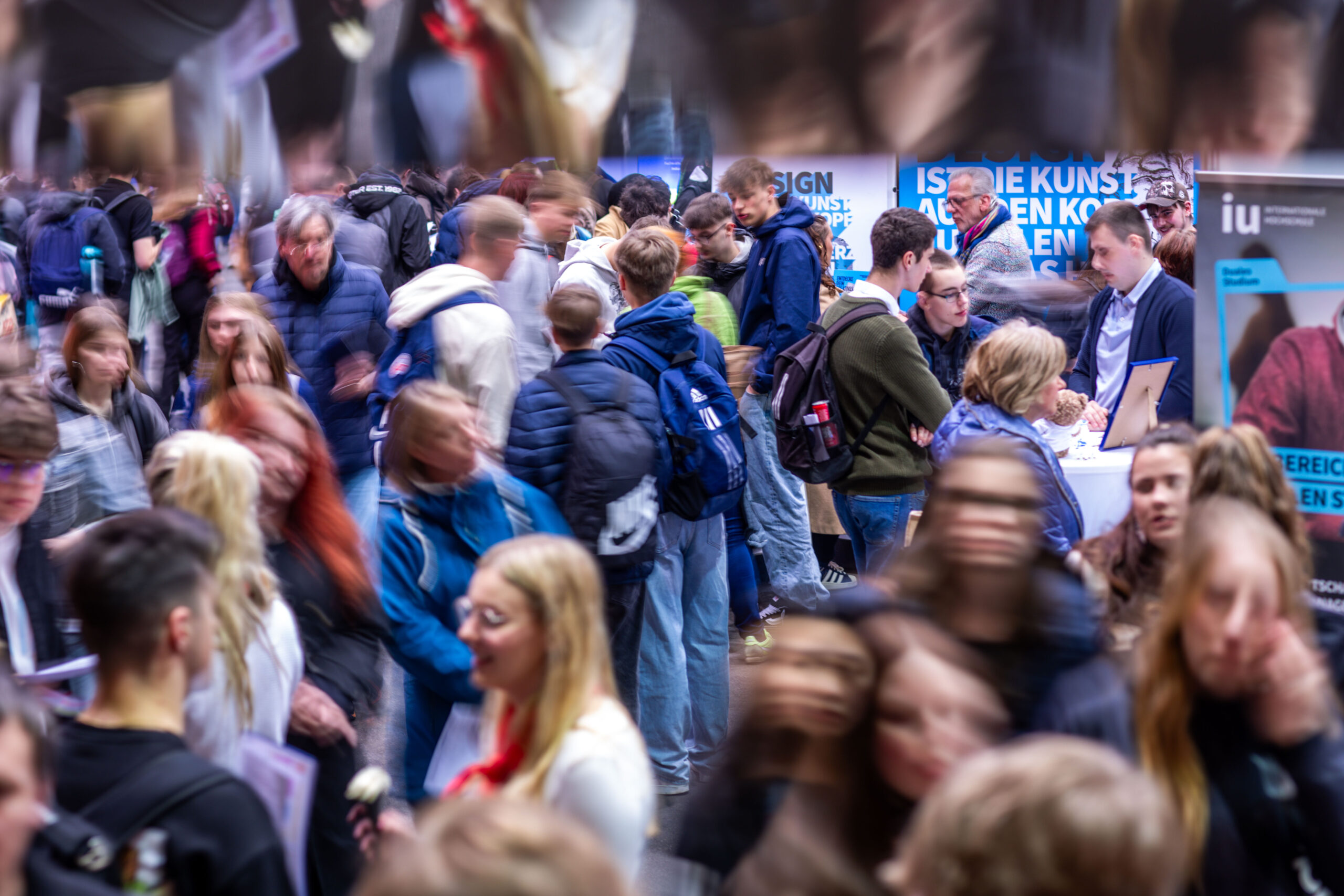 Junge Menschen stehen zusammen