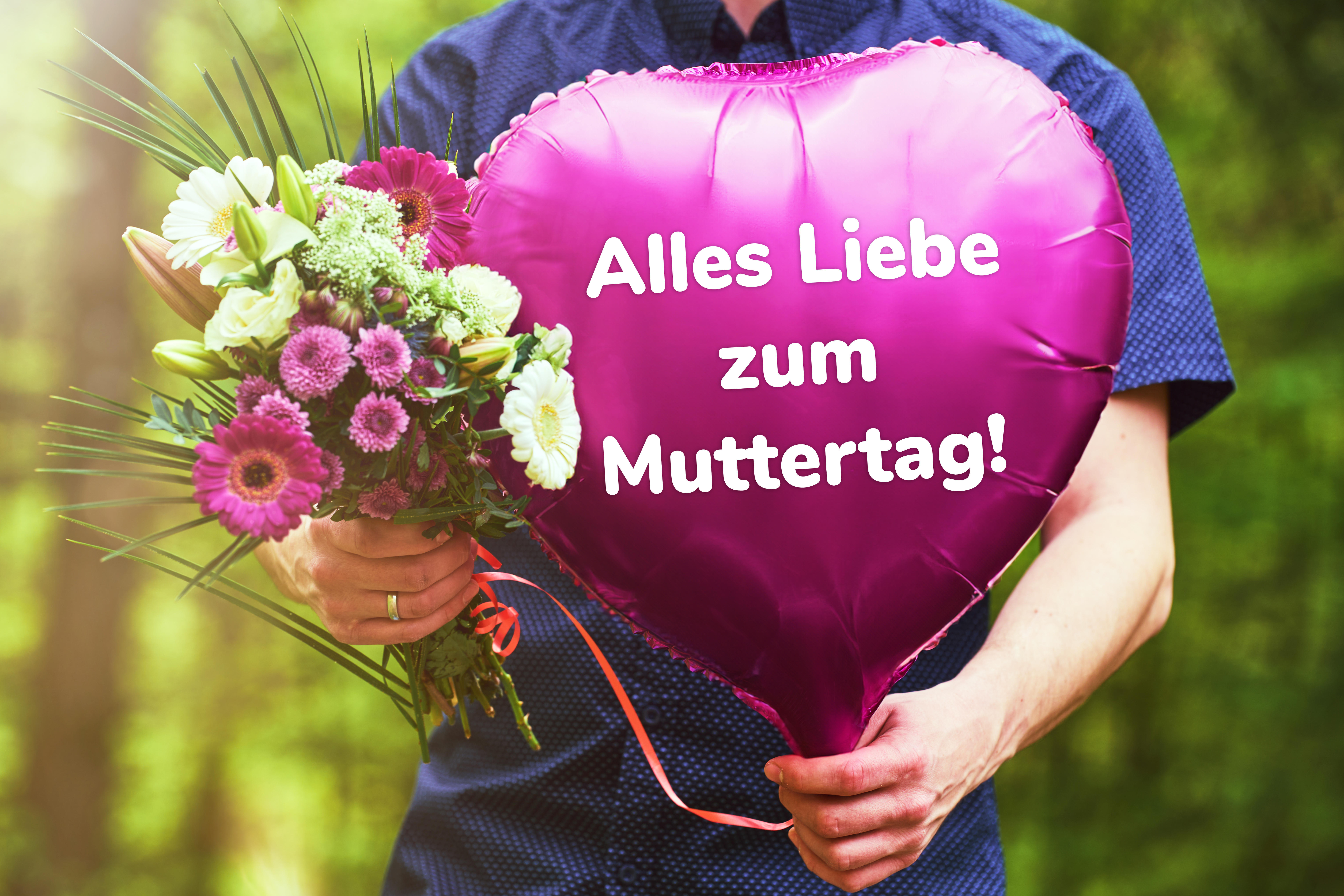 Mann hält Luftballon mit Aufschrift „Alles Liebe zum Muttertag“und Blumenstrauß