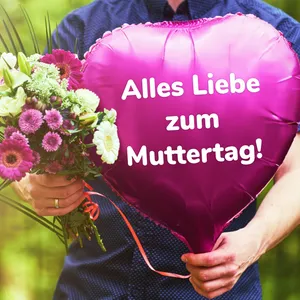 Mann hält Luftballon mit Aufschrift „Alles Liebe zum Muttertag“und Blumenstrauß
