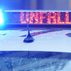 Der Schriftzug "Unfall" ist neben dem Blaulicht auf dem Dach eines Polizeiautos zu lesen. (Symbolbild)