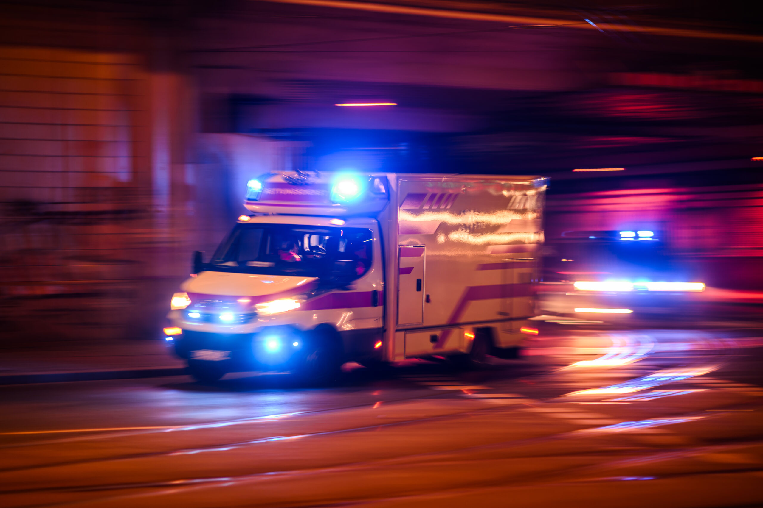Ein Rettungswagen fährt mit Blaulicht zu einem Einsatz (Symbolbild).