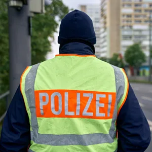 In Stade hat sich ein Mann als Polizist ausgegeben (Symbolfoto).