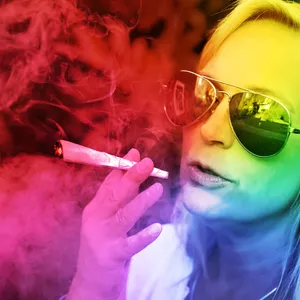 Frau raucht Joint, Symbolbild, Fotomontage