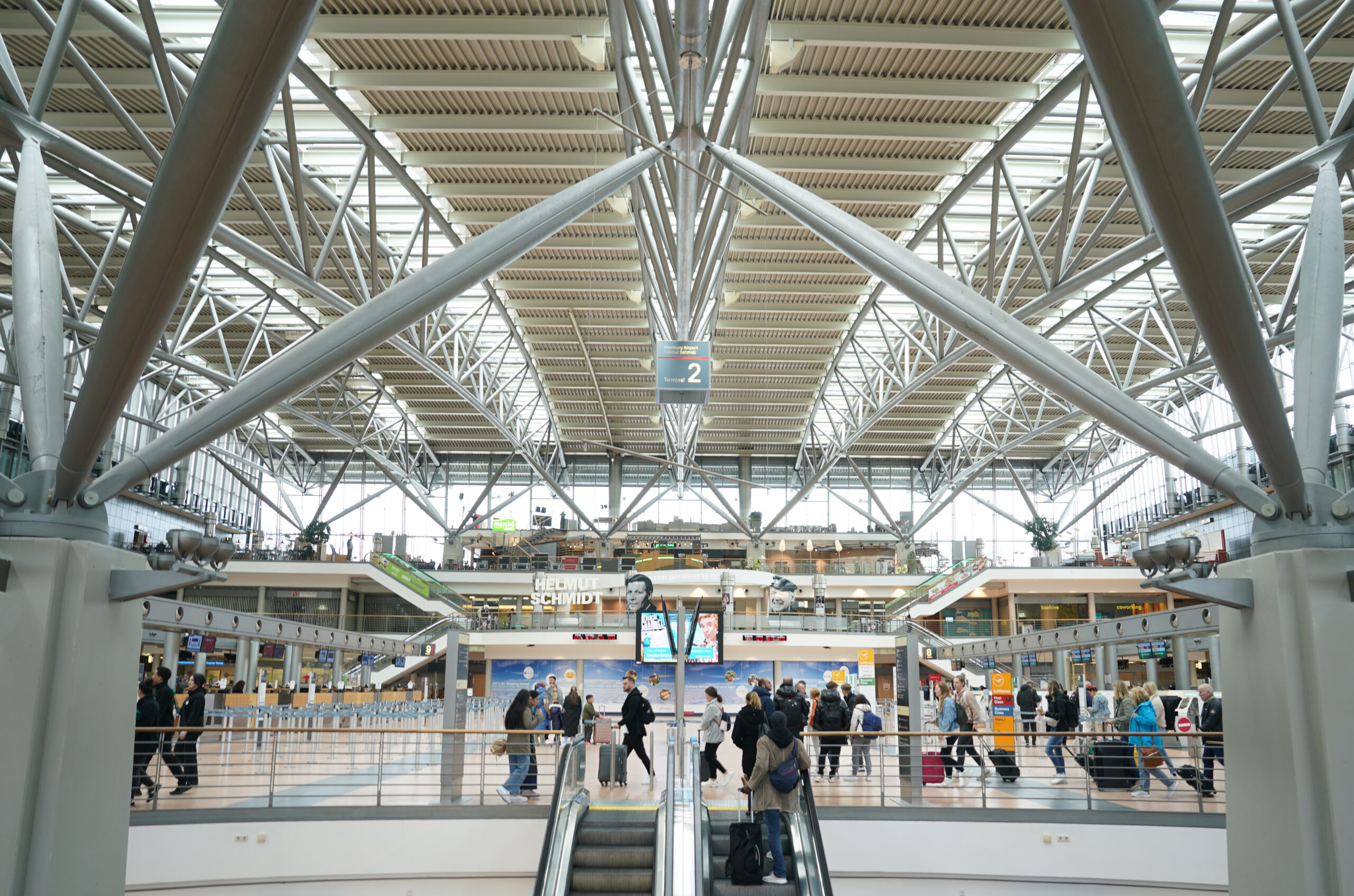 Fluggäste gehen durch die Abflughalle in Terminal 2 am Hamburger Flughafen