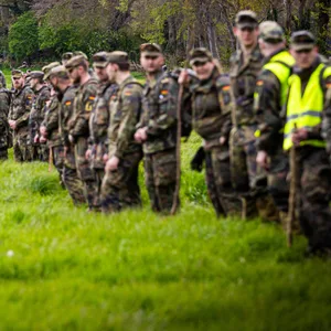Soldaten der Bundeswehr und Einsatzkräfte der Feuerwehr auf einem Feld