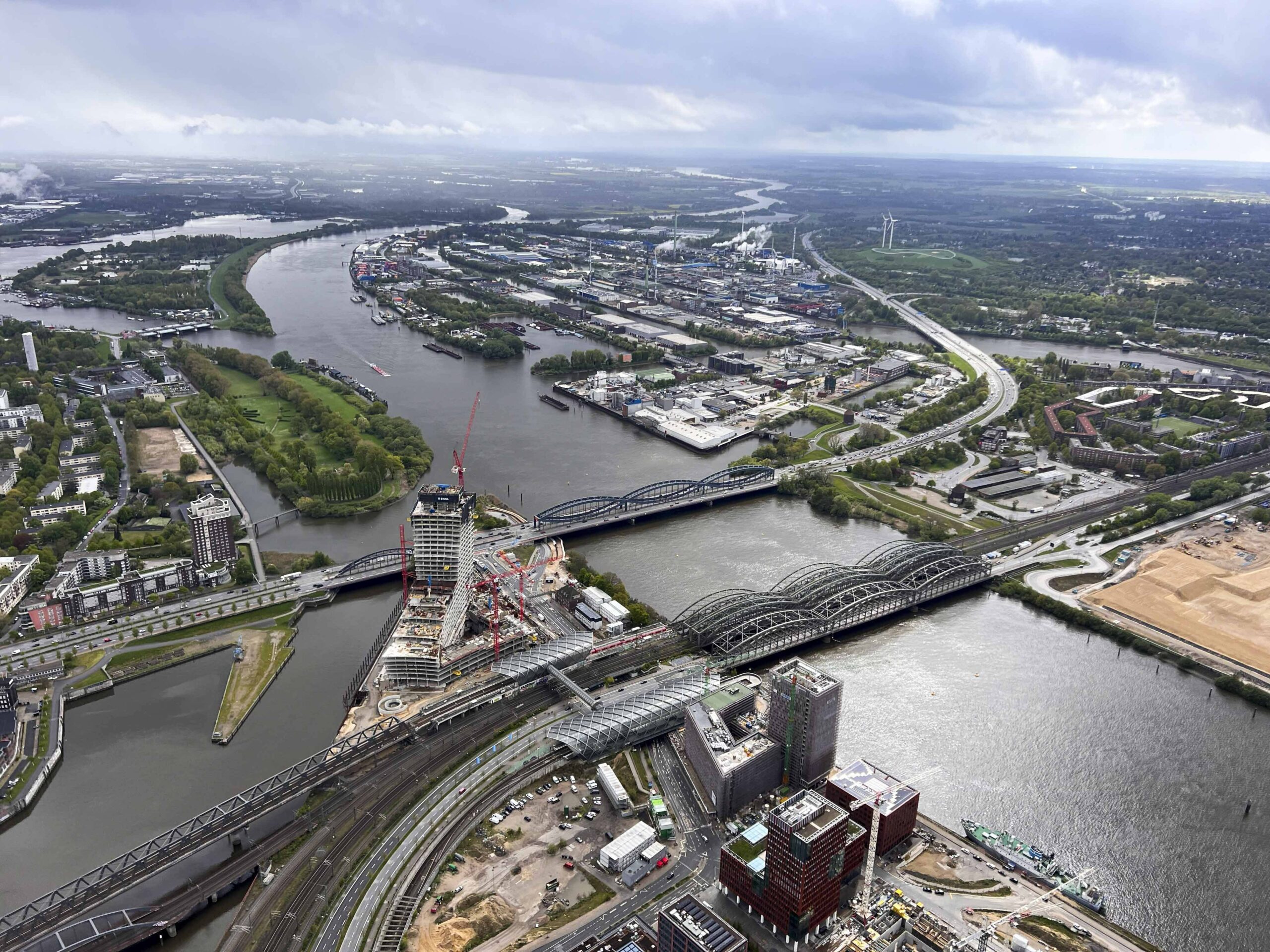 Luftbild der stillgelegten Elbtower-Baustelle in Hamburg.