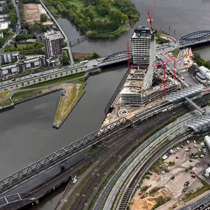 Luftbild der stillgelegten Elbtower-Baustelle in Hamburg.