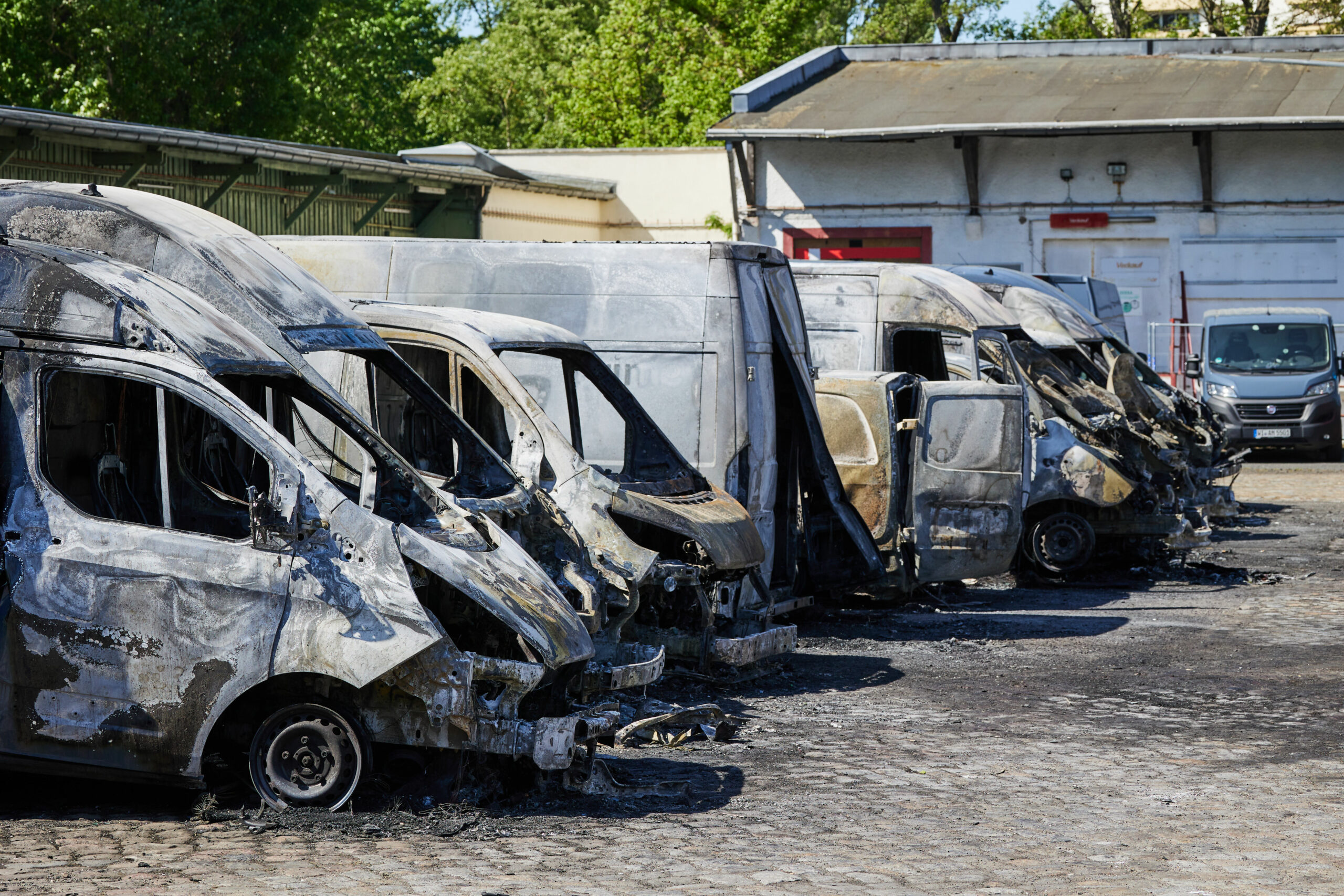 16 Transporter des Onlineriesen Amazon sind in Walpurgisnacht in Berlin ausgebrannt.