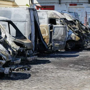 16 Transporter des Onlineriesen Amazon sind in Walpurgisnacht in Berlin ausgebrannt.