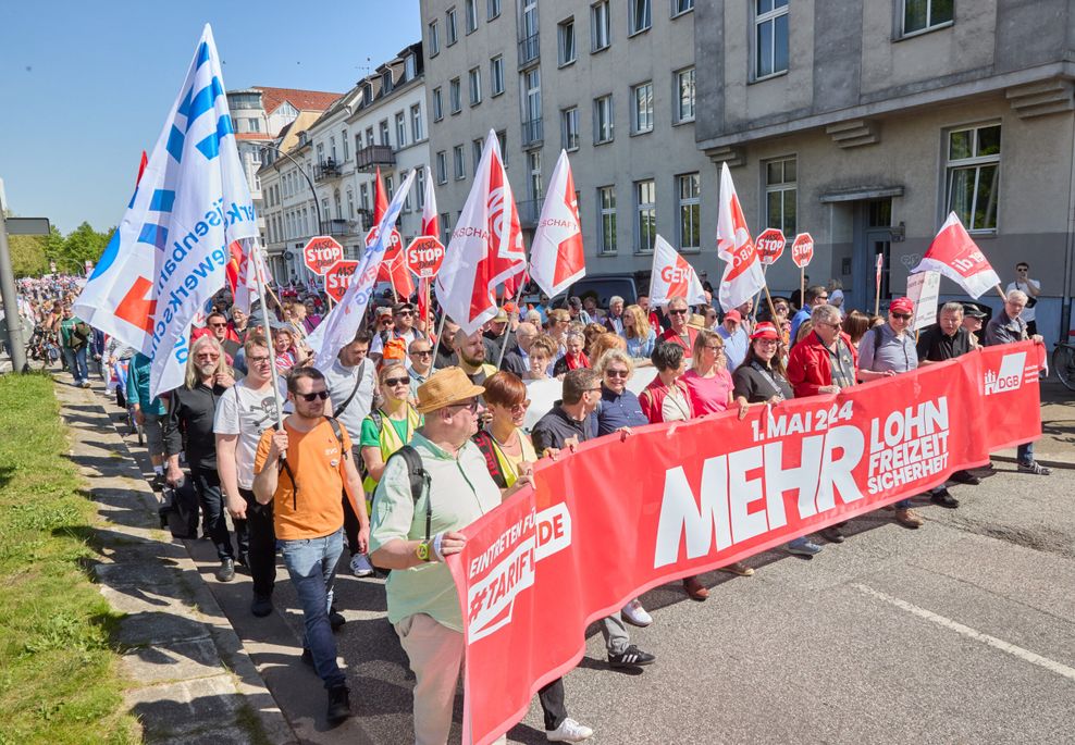 Der Demozug auf der auf der Max-Brauer-Allee