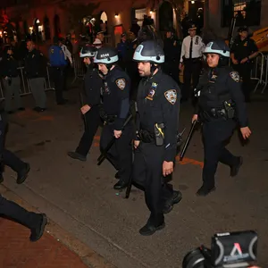 Die New Yorker Polizei hat das besetzte Uni-Gebäude in der Nacht geräumt.