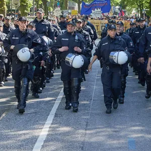 Polizisten auf einer 1.-Mai-Demonstration