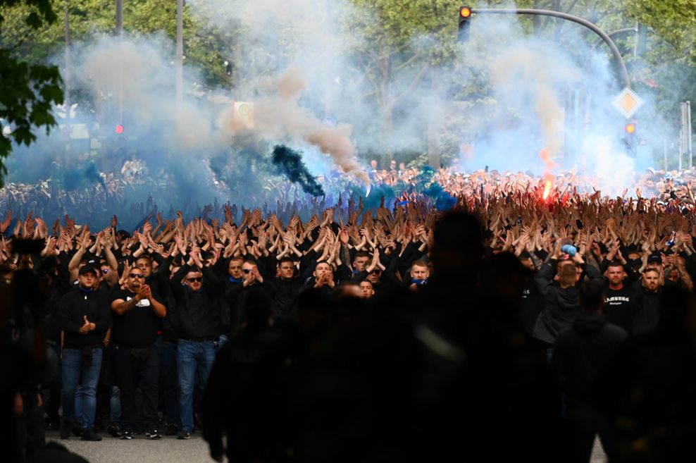 Der HSV Fanmarsch startete am S-Bahnhof Stellingen und ist auf dem Weg in Richtung Volkspark.