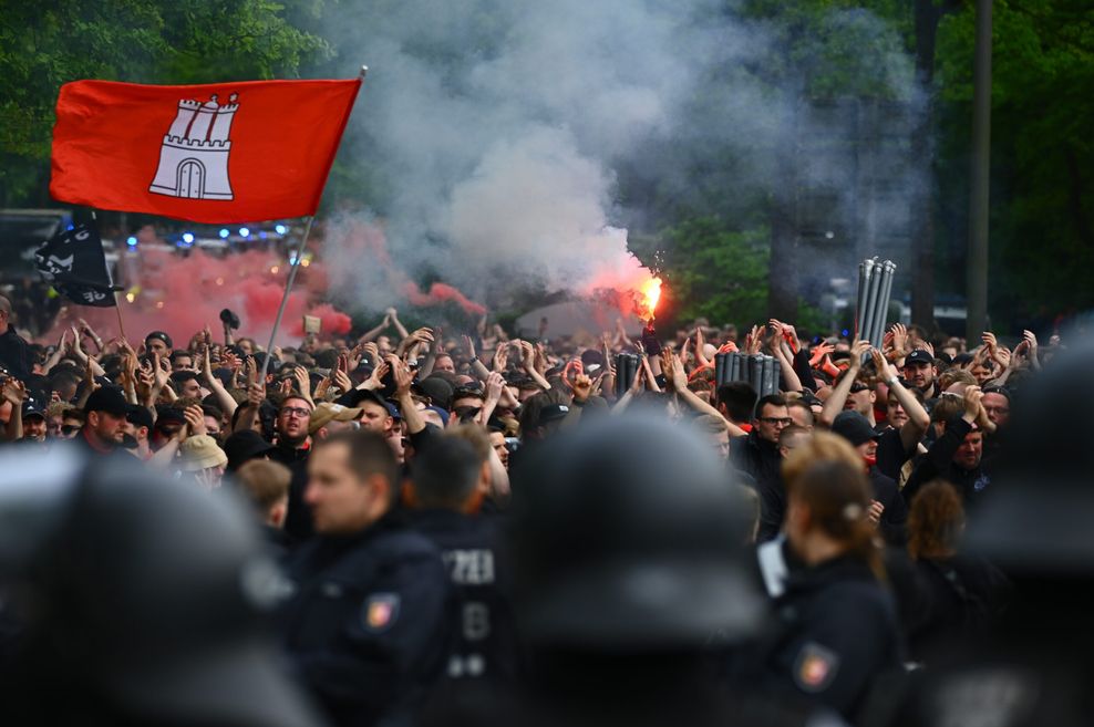 Beim Fanmarsch vom FC St. Pauli wurden mehrere Pyros gezündet.