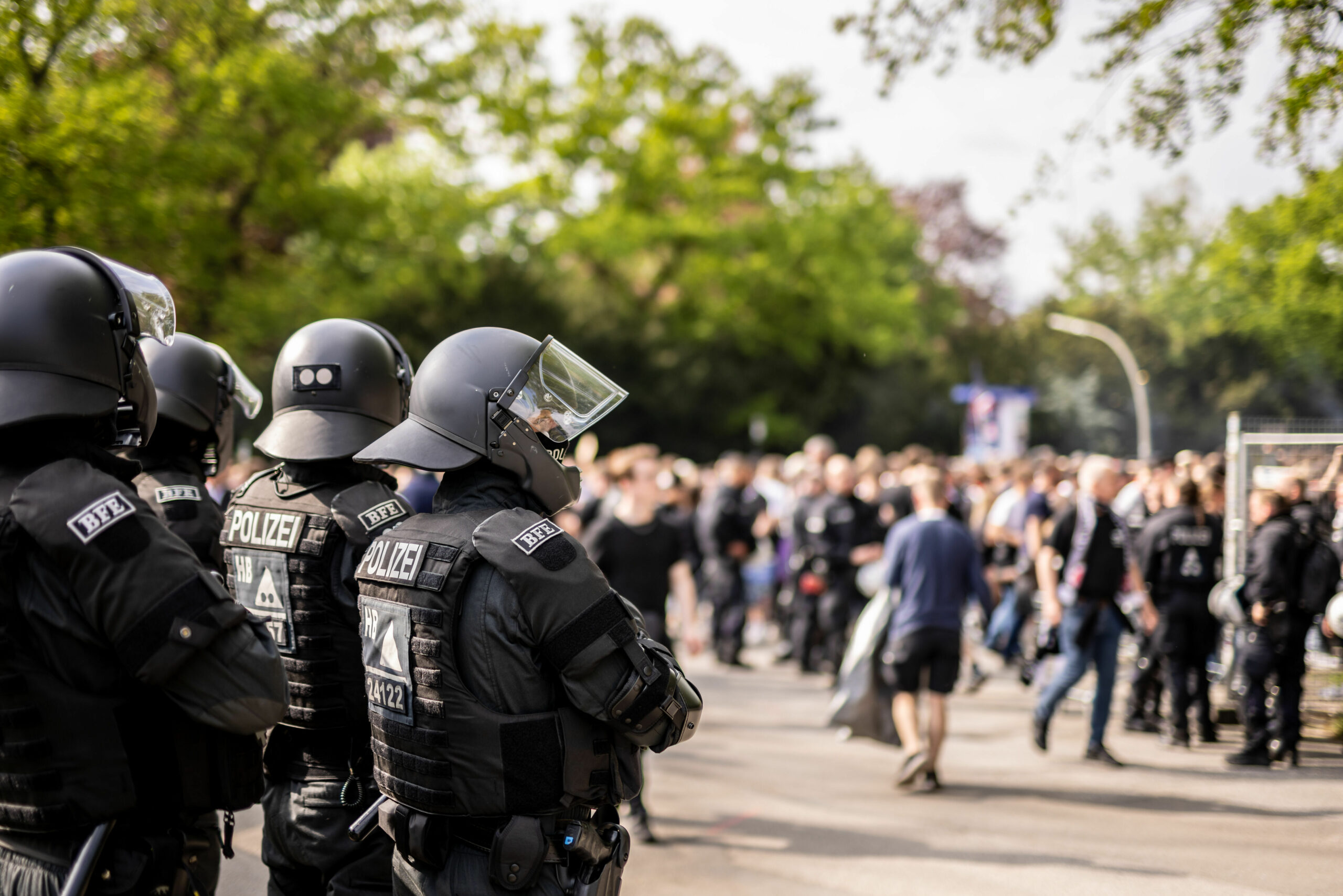 Polizisten beim HSV - St. Pauli Stadtderby Anfang Mai 2024.