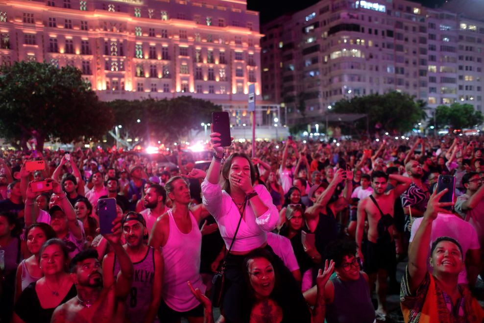 Menschen beobachten eine Probe für Madonnas The Celebration Tour in Rio de Janeiro, Brasilien.