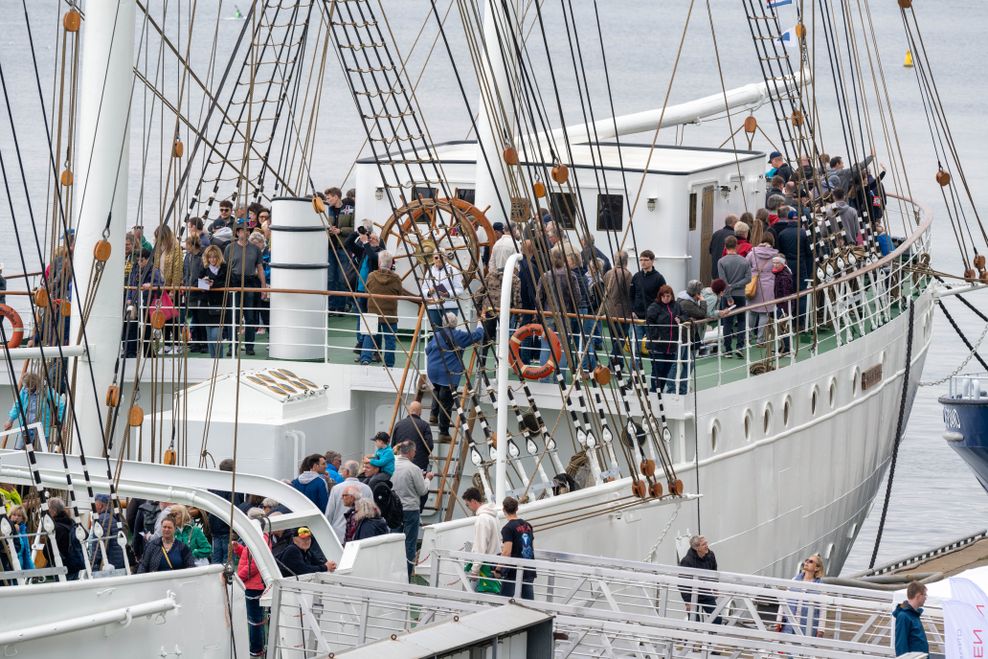 Am Tag der offenen Werft kamen sich tausende Besucher das Schiff angucken.