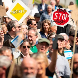 1000 Menschen gingen am Samstagmittag in Hamburg auf die Straße, um ein Zeichen gegen Islamismus zu setzen.