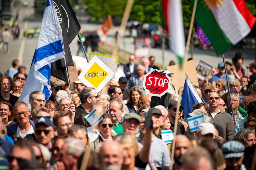 1000 Menschen gingen am Samstagmittag in Hamburg auf die Straße, um ein Zeichen gegen Islamismus zu setzen.