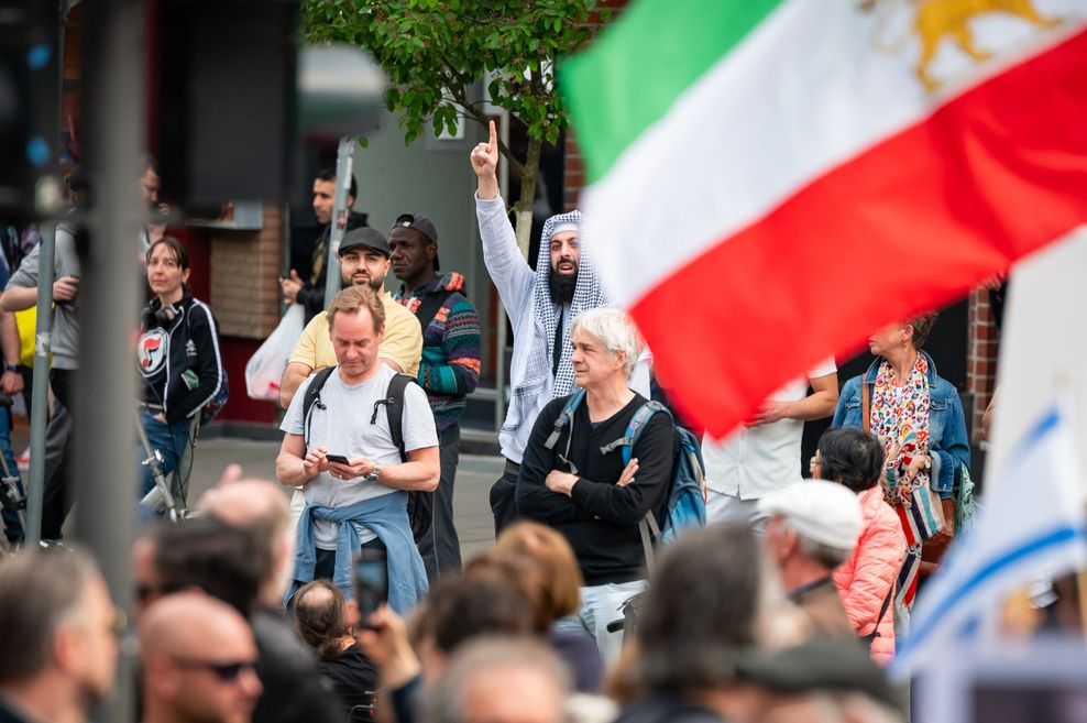 Dieser Mann provozierte mit seiner Geste am Rande der Demo.