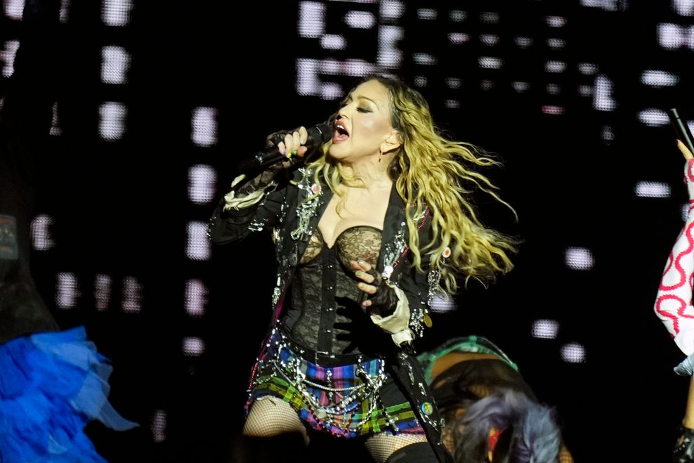 Madonna singt beim Abschlusskonzert der „Celebration“-Tour in Rio de Janeiro.
