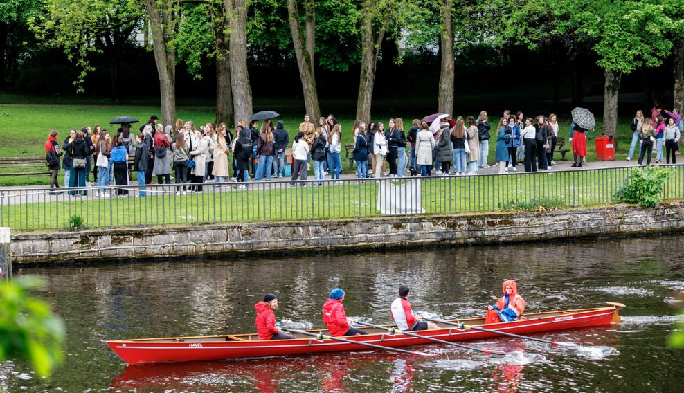 Fremde Frauen gehen an der Alster in Hamburg spazieren – was dahinter steckt