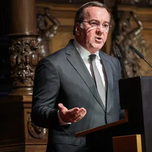 Boris Pistorius (SPD), Bundesminister der Verteidigung, spricht beim 74. Übersee-Tag im Großen Festsaal im Rathaus.
