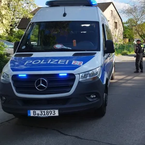 Polizisten sperren eine Straße im Berliner Bezirk Spandau für die Ermittlungsarbeiten.