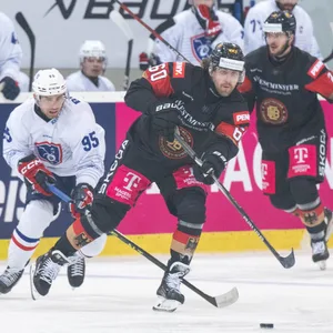 Deutschlands Wojciech Stachowiak im Zweikampf gegen Frankreichs Kevin Bozon