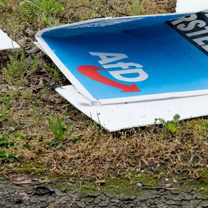 Ein v Unbekannten mutwillig zerstoertes Plakat der AfD (Symbolbild)