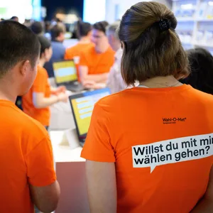Zwei junge Menschen in T-Shirts der Organisation „Wahl-O-Mat“