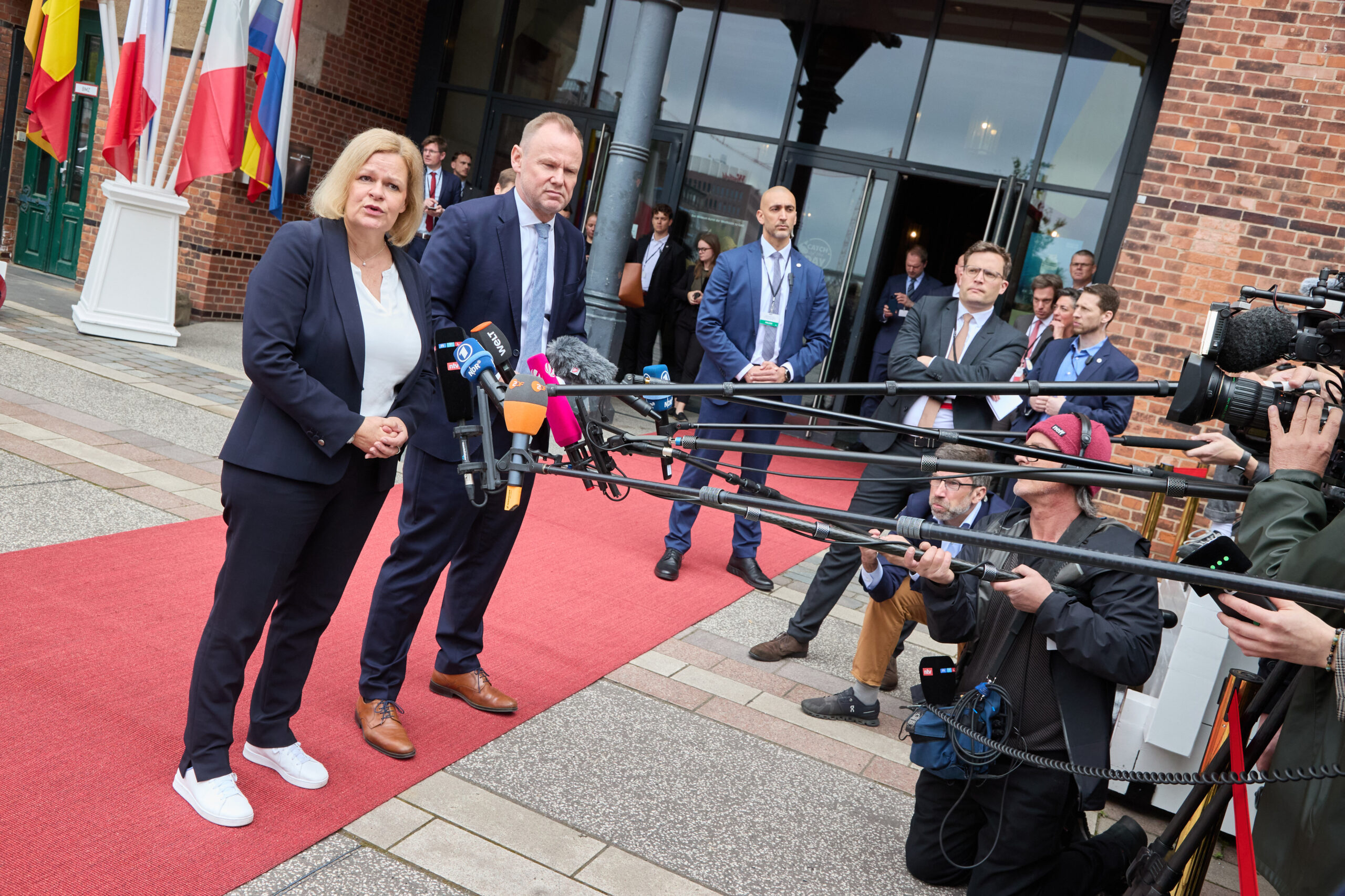 Bundesinnenministerin Nancy Faeser und Hamburgs Innensenator Andy Grote (beide SPD) bei einer gemeinsamen Pressekonferenz.