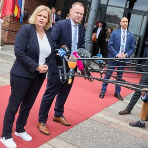 Bundesinnenministerin Nancy Faeser und Hamburgs Innensenator Andy Grote (beide SPD) bei einer gemeinsamen Pressekonferenz.