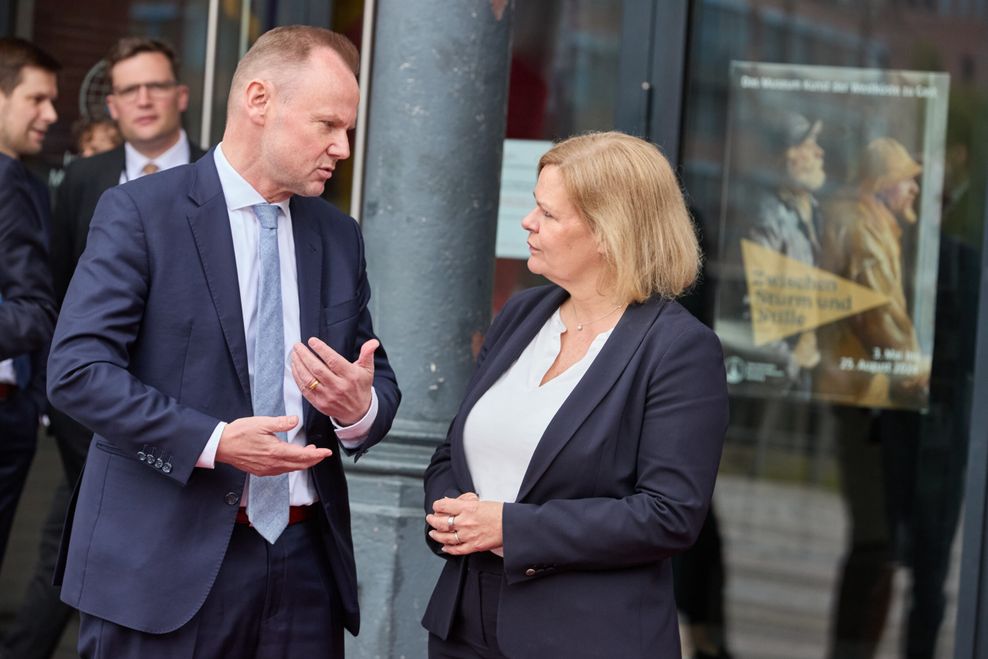 Innensenator Andy Grote (SPD, l.) und Nancy Faeser (SPD), Bundesinnenministerin, stehen zu Beginn des Ministertreffens der Koalition europäischer Staaten gegen schwere und organisierte Kriminalität und des Drogenhandels vor dem Internationalen Maritimen Museum Hamburg.