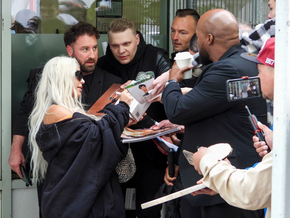 Kim Kardashian bei der Ankunft in Hamburg. Bei ihrem Auftritt auf dem OMR-Festival kam es zu einem Zwischenfall.