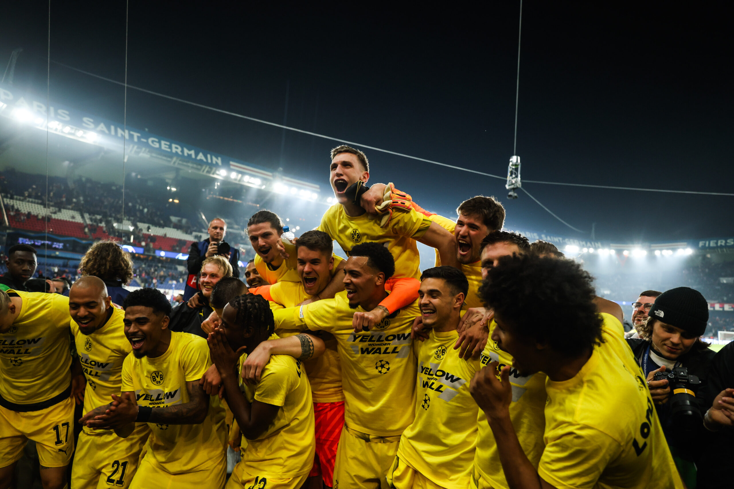 Die Dortmunder feiern mit den Fans den Sieg