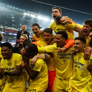 Die Dortmunder feiern mit den Fans den Sieg